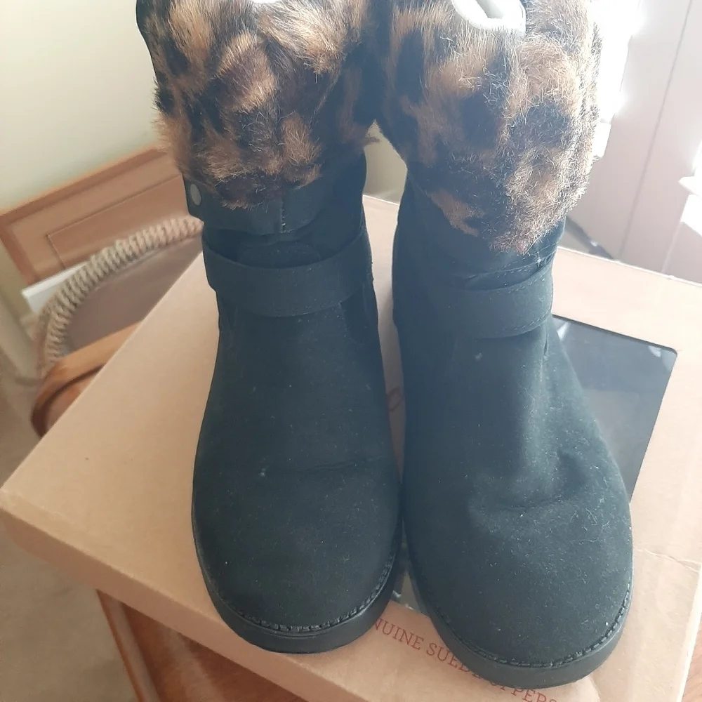 EUC G by GUESS ANKLE BOOTS. SUEDE UPPERS TRIMMED IN FAUX LEOPARD FUR.